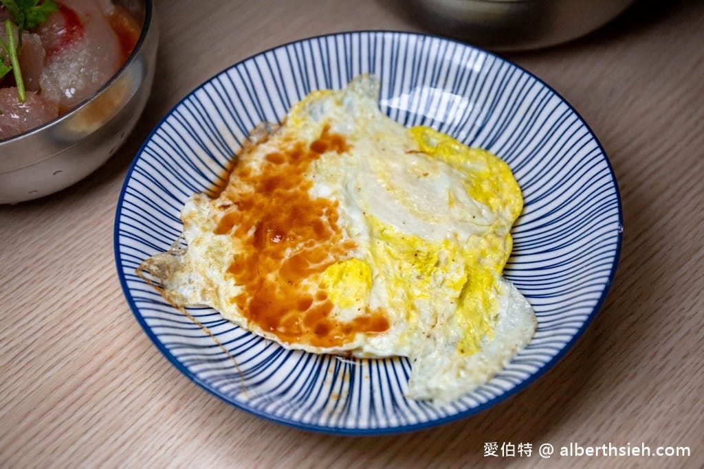 新竹城隍廟美食．香香美食百年老店（蚵仔煎蚵仔的份量多且新鮮，炒米粉肉燥跟蒜泥都很夠味）