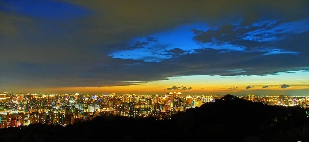 虎頭山環保公園．桃園夜景景點（俯瞰桃園市景，即時影像在家也能看，市區車程僅10分鐘）
