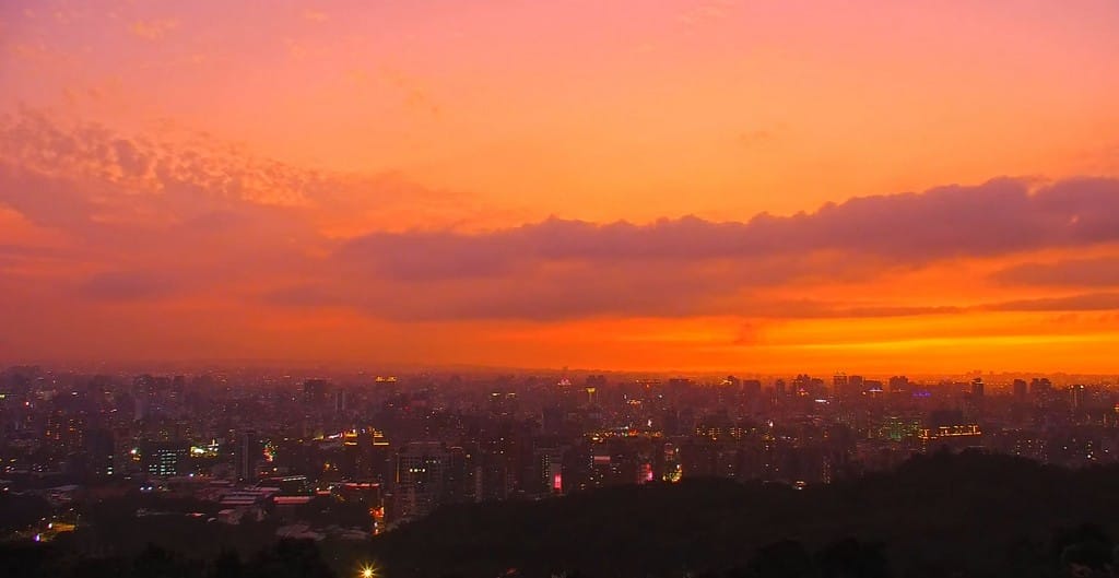 虎頭山環保公園．桃園夜景景點（俯瞰桃園市景，即時影像在家也能看，市區車程僅10分鐘）