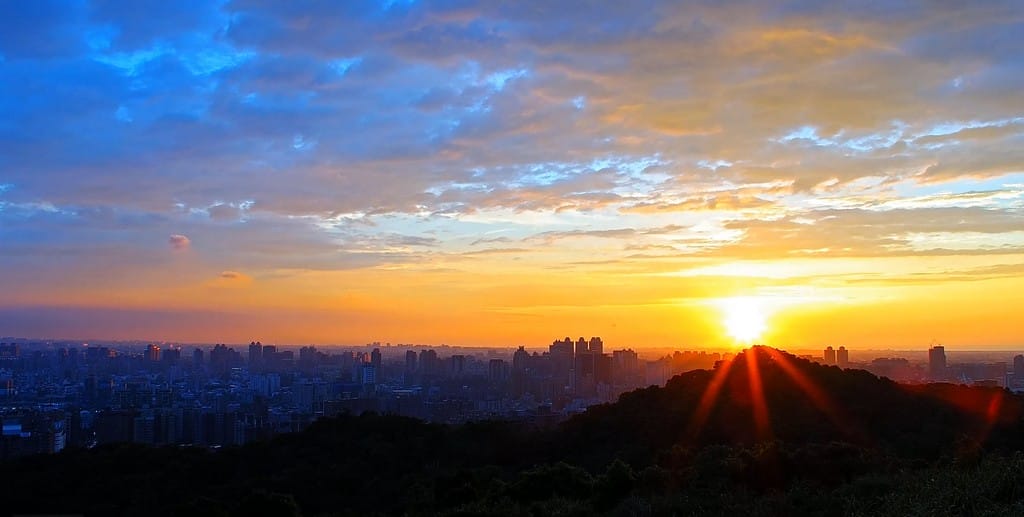 虎頭山環保公園．桃園夜景景點（俯瞰桃園市景，即時影像在家也能看，市區車程僅10分鐘）