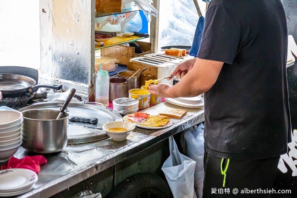 豆奶宗．台南宵夜早餐推薦（價格便宜，豆奶好喝，沙茶蛋餅有特色）