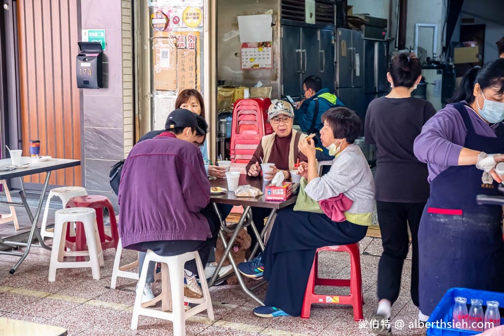 豆奶宗．台南宵夜早餐推薦（價格便宜，豆奶好喝，沙茶蛋餅有特色）
