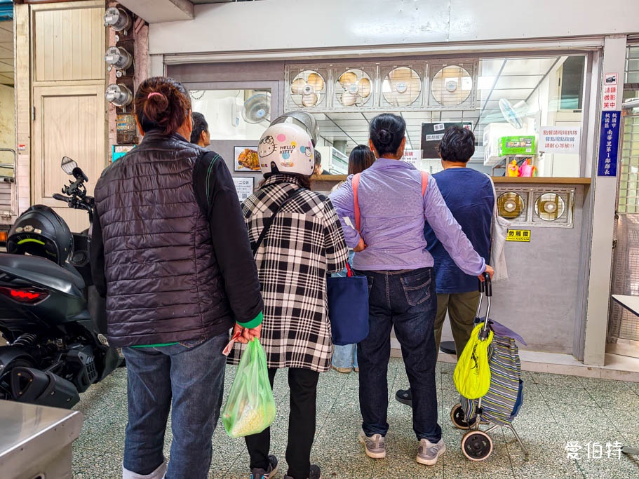 桃園早餐推薦｜南門市場必吃排隊美食：南門飯糰，菜單油條酥脆 @愛伯特