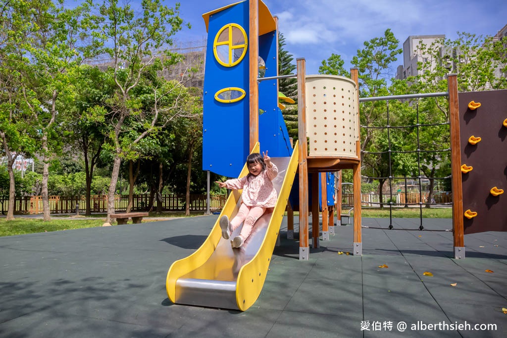 楊梅三民公園．桃園親子公園推薦（攀爬型香蕉溜滑梯、彈跳床、沙坑、盪鞦韆） @愛伯特