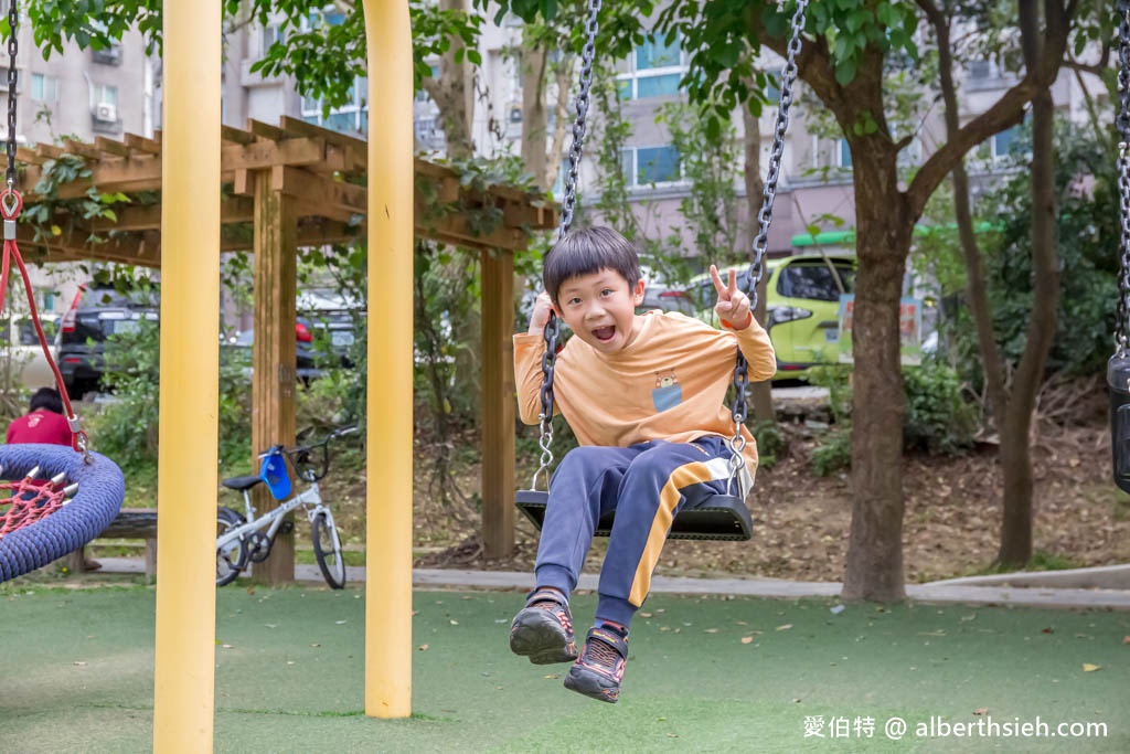 楊梅三民公園．桃園親子公園推薦（攀爬型香蕉溜滑梯、彈跳床、沙坑、盪鞦韆） @愛伯特