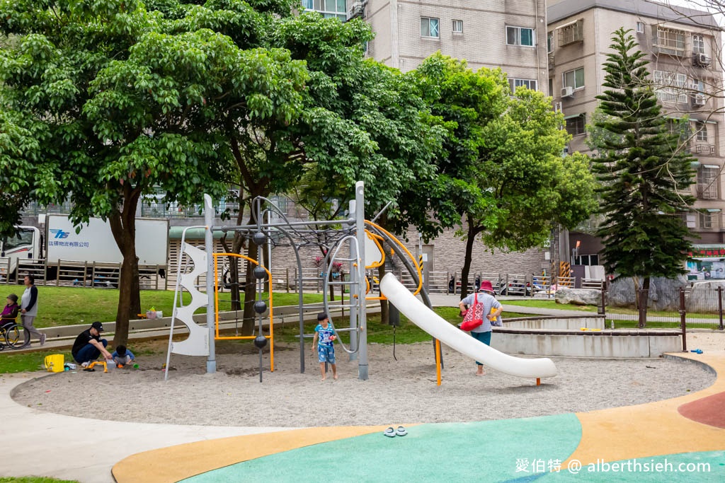 楊梅三民公園．桃園親子公園推薦（攀爬型香蕉溜滑梯、彈跳床、沙坑、盪鞦韆） @愛伯特