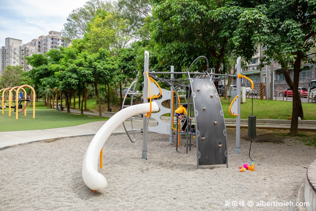 楊梅三民公園．桃園親子公園推薦（攀爬型香蕉溜滑梯、彈跳床、沙坑、盪鞦韆） @愛伯特