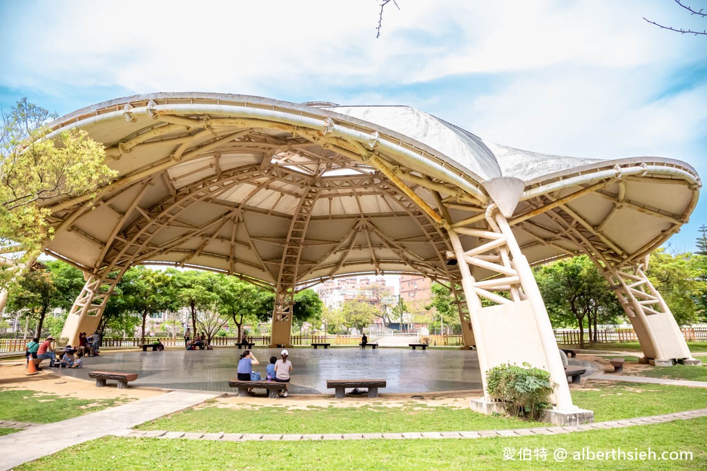 楊梅三民公園．桃園親子公園推薦（攀爬型香蕉溜滑梯、彈跳床、沙坑、盪鞦韆） @愛伯特