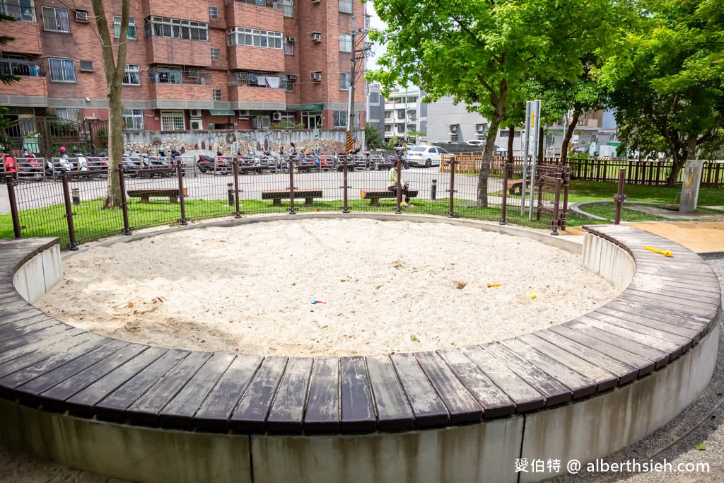 楊梅三民公園．桃園親子公園推薦（攀爬型香蕉溜滑梯、彈跳床、沙坑、盪鞦韆） @愛伯特