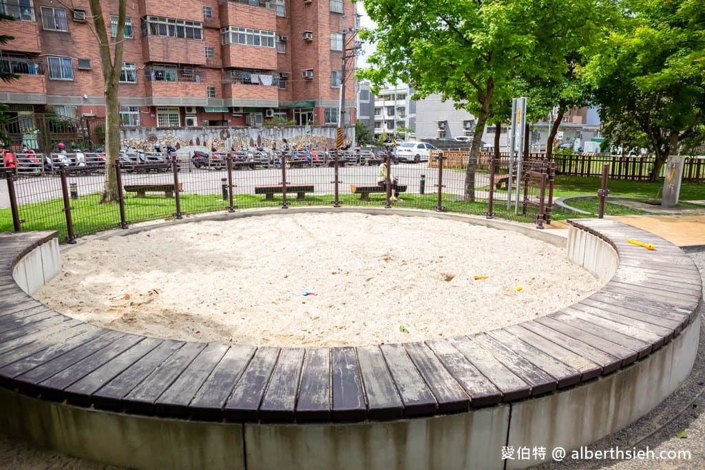 楊梅三民公園．桃園親子公園推薦（攀爬型香蕉溜滑梯、彈跳床、沙坑、盪鞦韆）