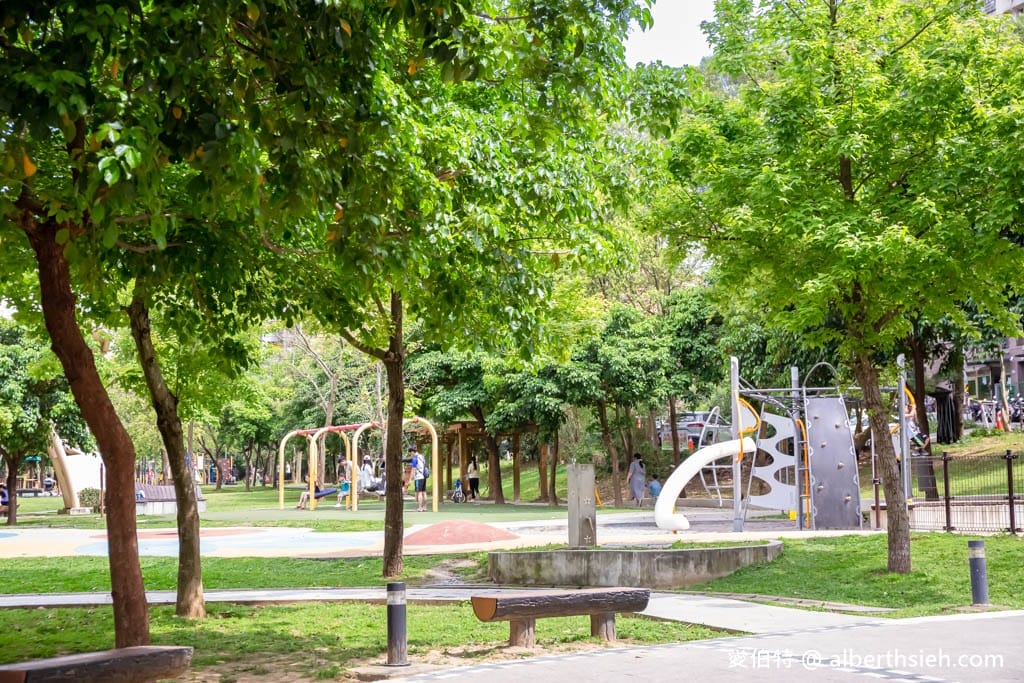 楊梅三民公園．桃園親子公園推薦（攀爬型香蕉溜滑梯、彈跳床、沙坑、盪鞦韆）