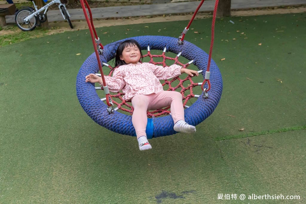 楊梅三民公園．桃園親子公園推薦（攀爬型香蕉溜滑梯、彈跳床、沙坑、盪鞦韆）
