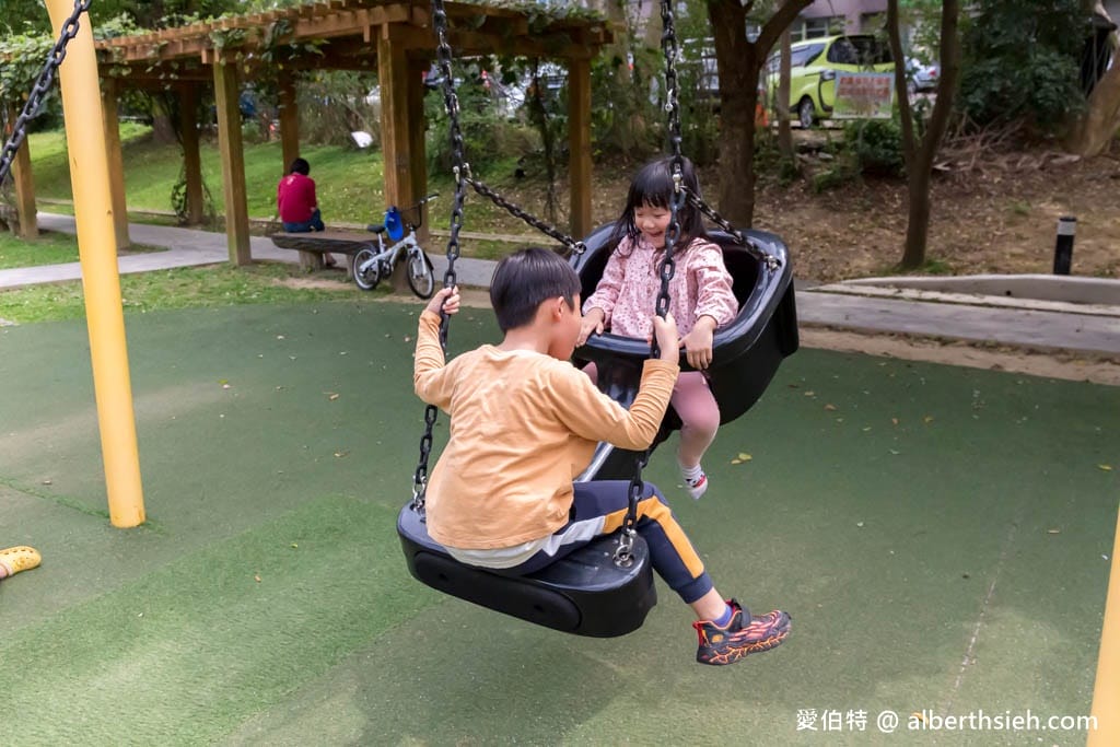 楊梅三民公園．桃園親子公園推薦（攀爬型香蕉溜滑梯、彈跳床、沙坑、盪鞦韆）