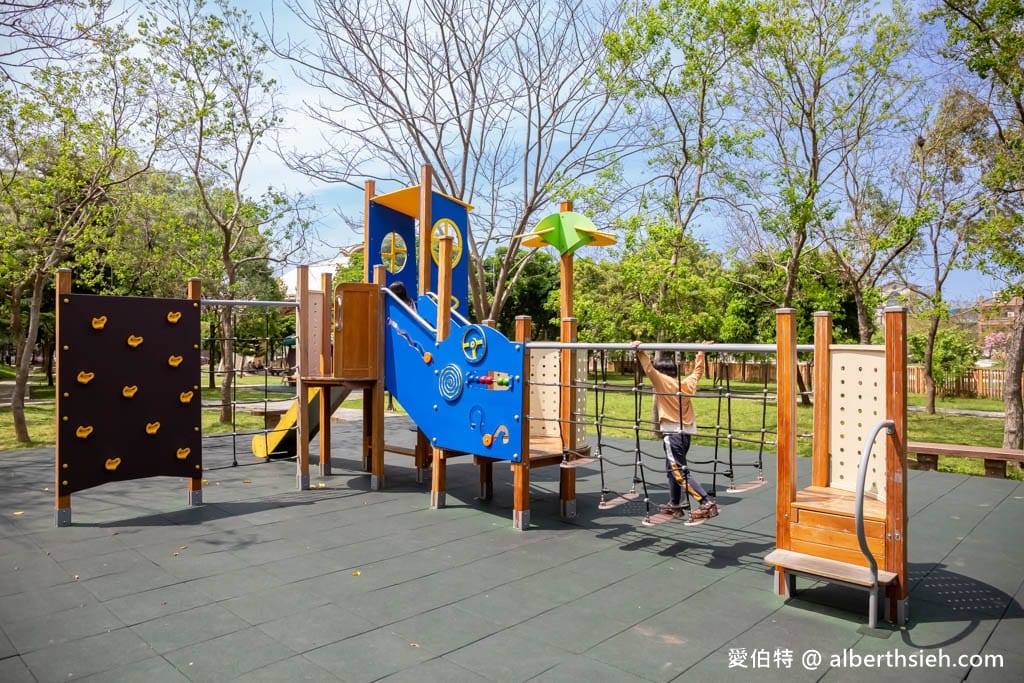 楊梅三民公園．桃園親子公園推薦（攀爬型香蕉溜滑梯、彈跳床、沙坑、盪鞦韆）