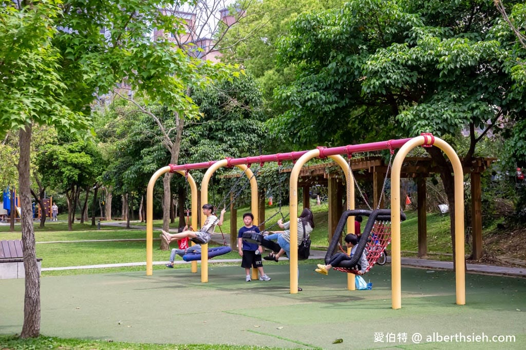 楊梅三民公園．桃園親子公園推薦（攀爬型香蕉溜滑梯、彈跳床、沙坑、盪鞦韆）