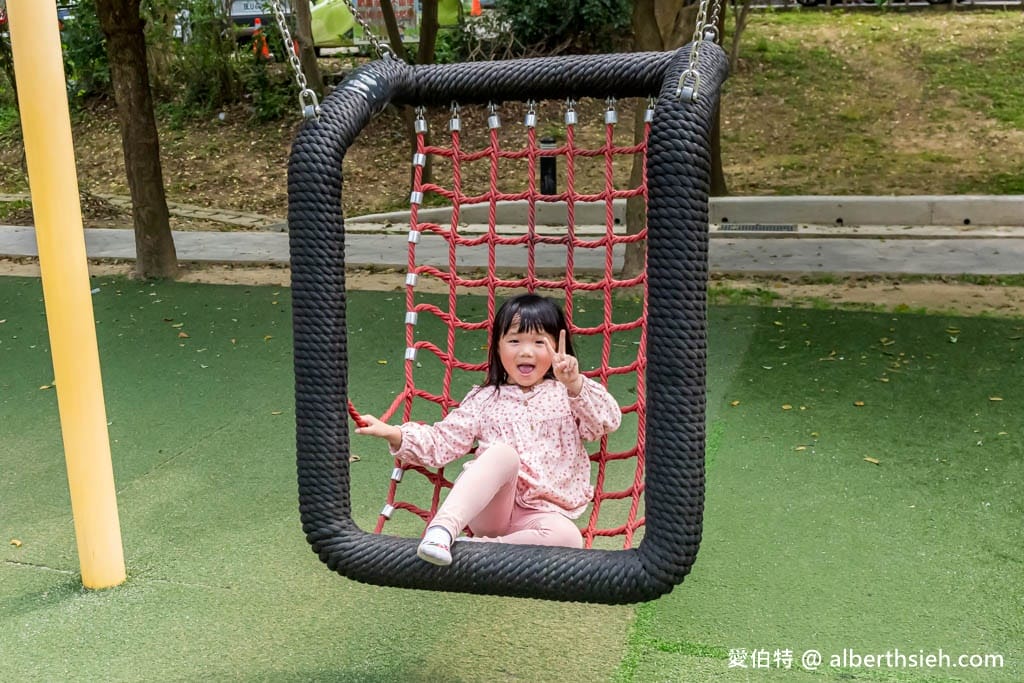 楊梅三民公園．桃園親子公園推薦（攀爬型香蕉溜滑梯、彈跳床、沙坑、盪鞦韆）