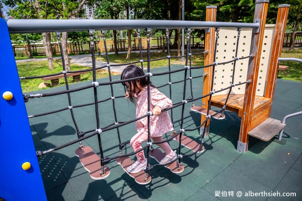 楊梅三民公園．桃園親子公園推薦（攀爬型香蕉溜滑梯、彈跳床、沙坑、盪鞦韆）