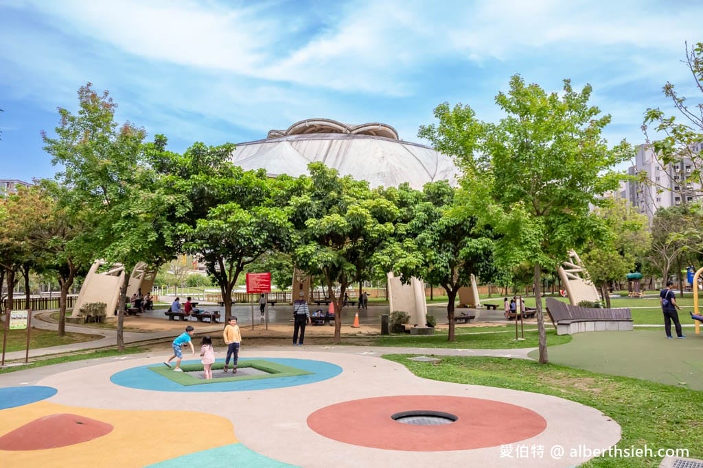 楊梅三民公園．桃園親子公園推薦（攀爬型香蕉溜滑梯、彈跳床、沙坑、盪鞦韆）