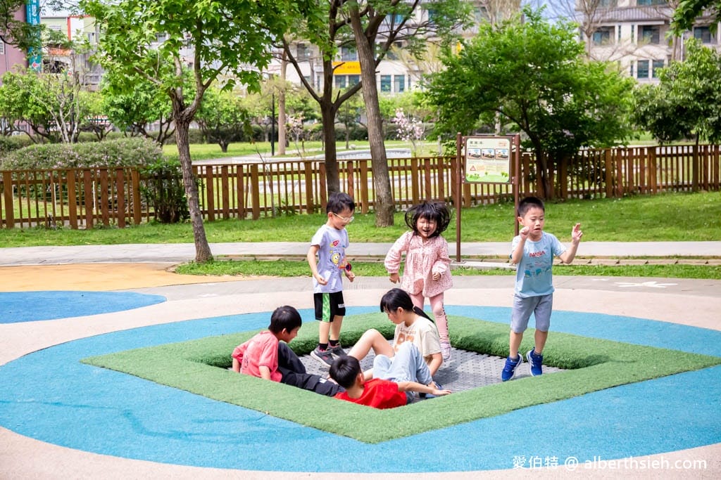 楊梅三民公園．桃園親子公園推薦（攀爬型香蕉溜滑梯、彈跳床、沙坑、盪鞦韆）