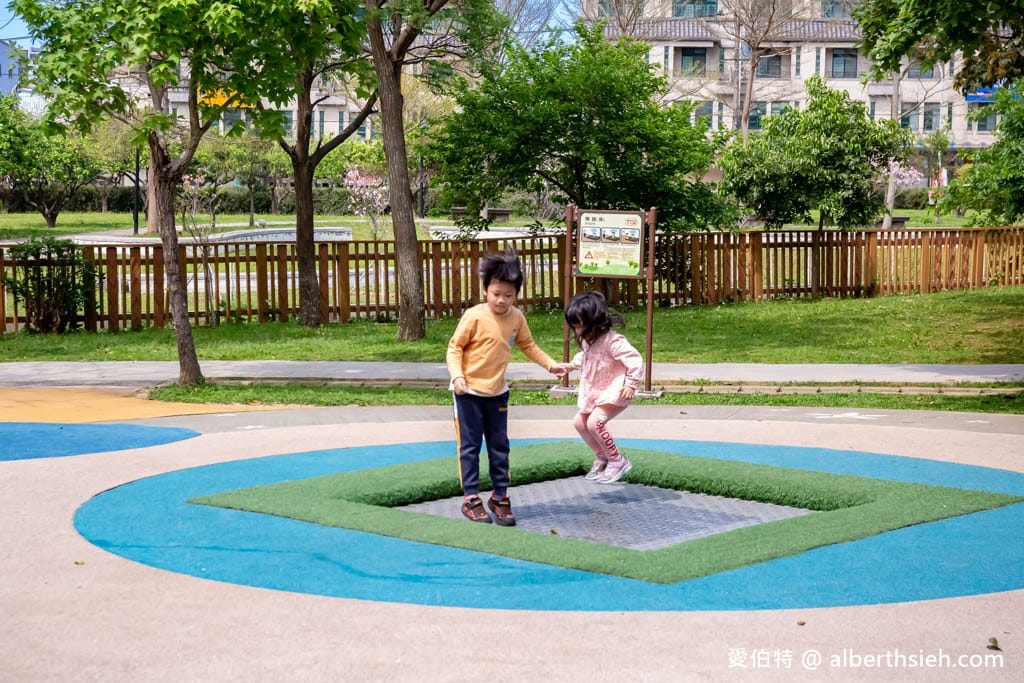 楊梅三民公園．桃園親子公園推薦（攀爬型香蕉溜滑梯、彈跳床、沙坑、盪鞦韆）