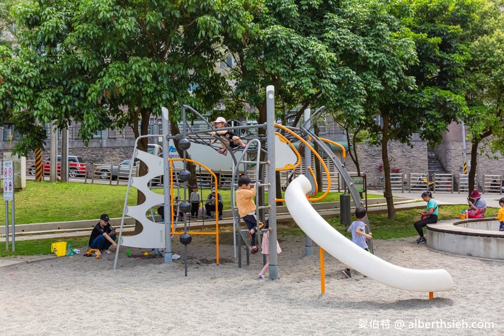 楊梅三民公園．桃園親子公園推薦（攀爬型香蕉溜滑梯、彈跳床、沙坑、盪鞦韆）