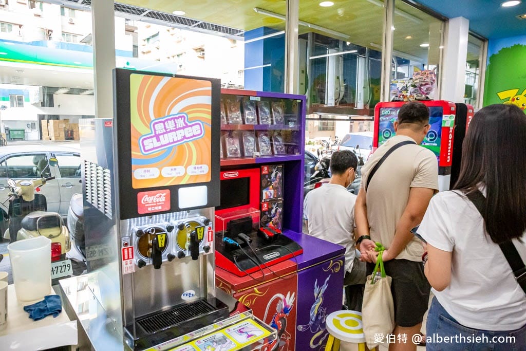 7-11主題門市．7-ELEVEN重惠門市-高雄寶可夢朱紫主題店（集換式卡牌遊戲對戰區、加傲樂機）