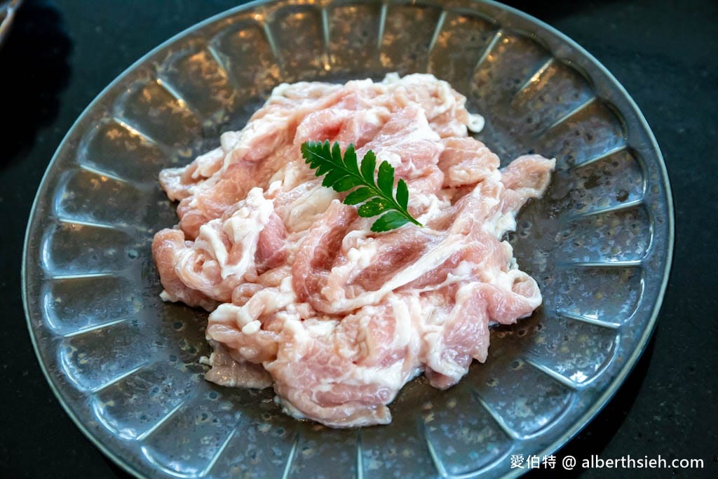 高雄天鍋麻辣鴛鴦鍋（碳佐旗下火鍋，泡泡雞白湯很厲害，鴨血好吃）