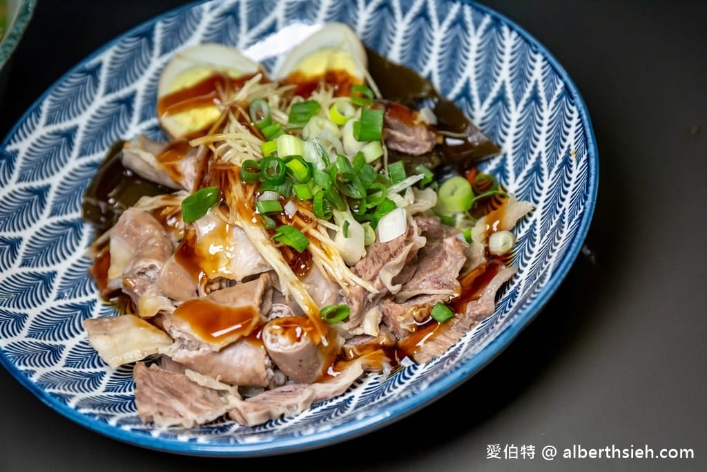 桃園龍潭橋頭老麵店｜巷弄內美食，超過60年就只賣榨菜肉絲麵