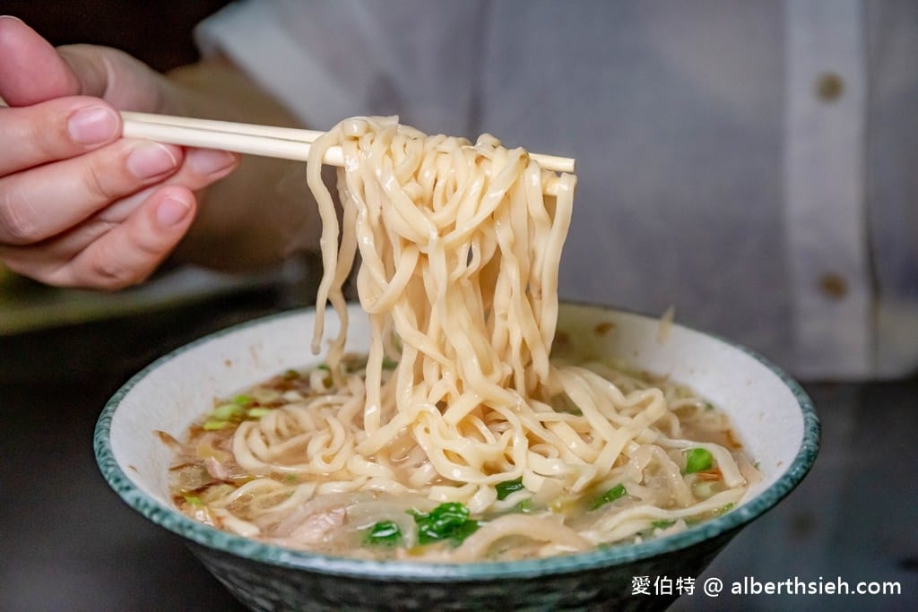 桃園龍潭橋頭老麵店｜巷弄內美食，超過60年就只賣榨菜肉絲麵