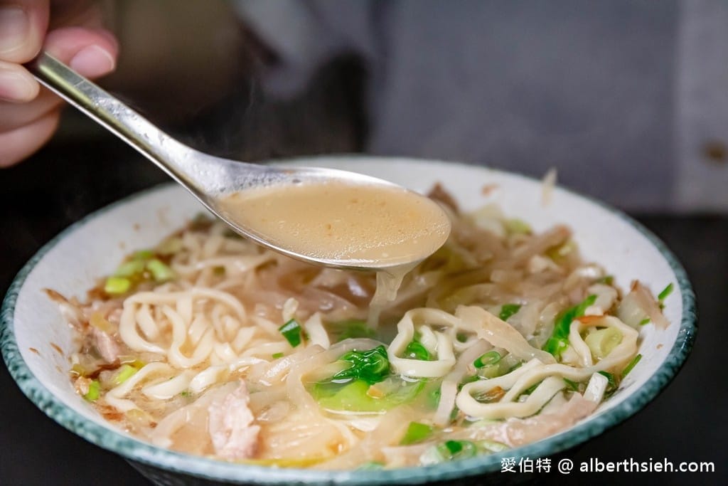 桃園龍潭橋頭老麵店｜巷弄內美食，超過60年就只賣榨菜肉絲麵