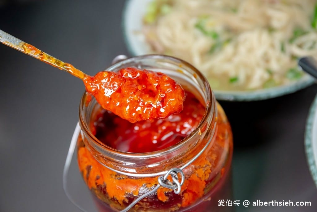 桃園龍潭橋頭老麵店｜巷弄內美食，超過60年就只賣榨菜肉絲麵