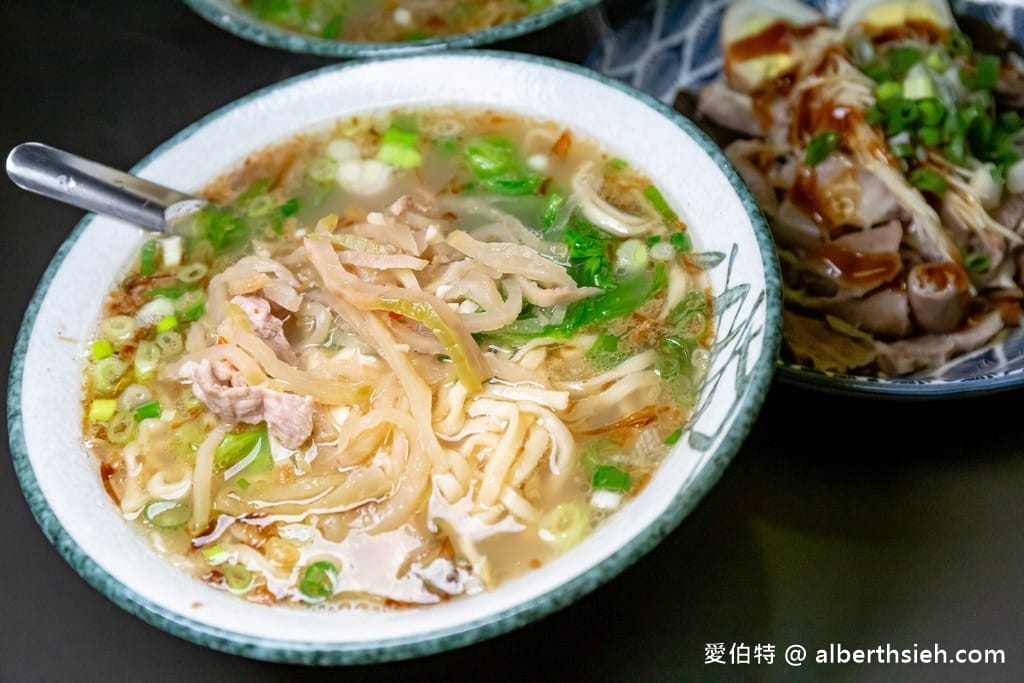 桃園龍潭橋頭老麵店｜巷弄內美食，超過60年就只賣榨菜肉絲麵