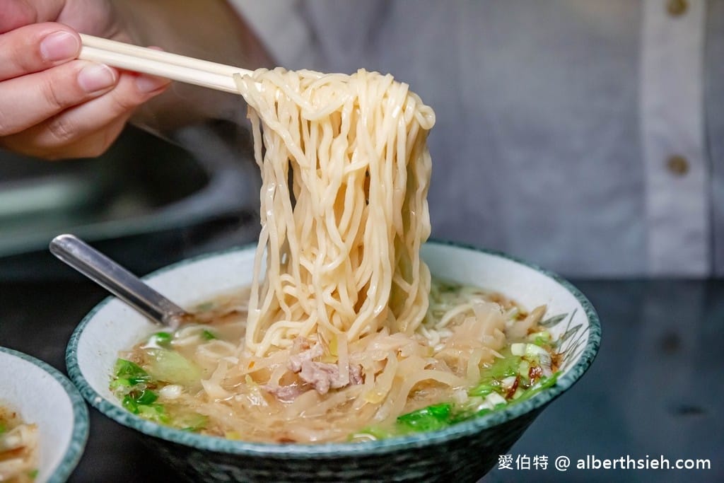 桃園龍潭橋頭老麵店｜巷弄內美食，超過60年就只賣榨菜肉絲麵