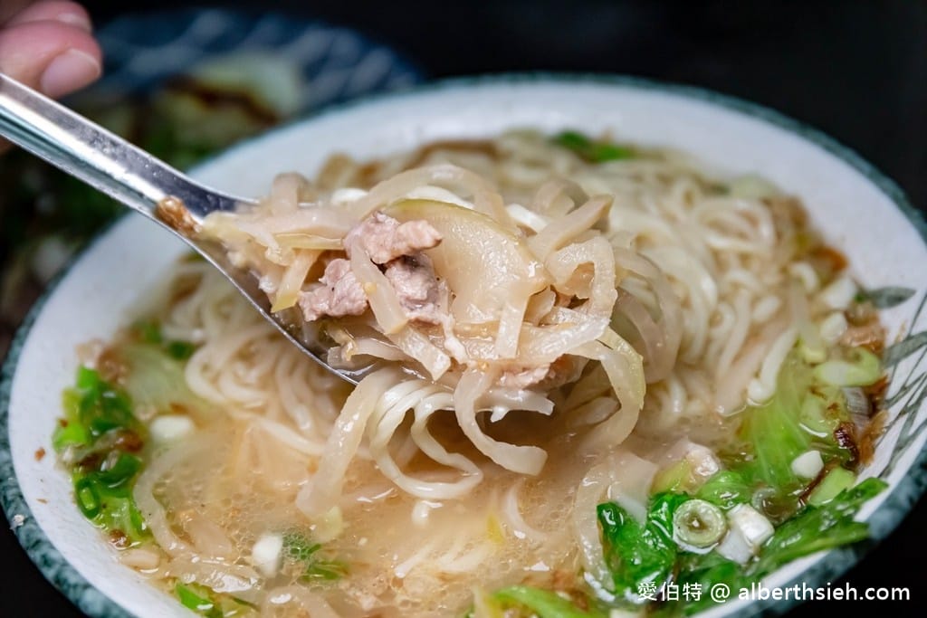 桃園龍潭橋頭老麵店｜巷弄內美食，超過60年就只賣榨菜肉絲麵