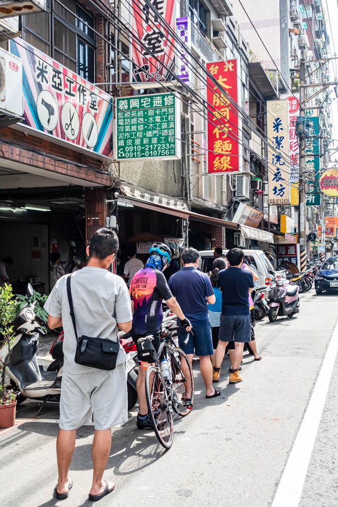 桃園後站早餐推薦｜台北大腸蚵仔麵線(建國路麵線)，人氣排隊店