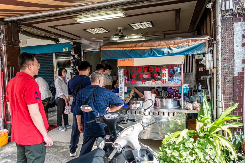 桃園後站早餐推薦｜台北大腸蚵仔麵線(建國路麵線)，人氣排隊店