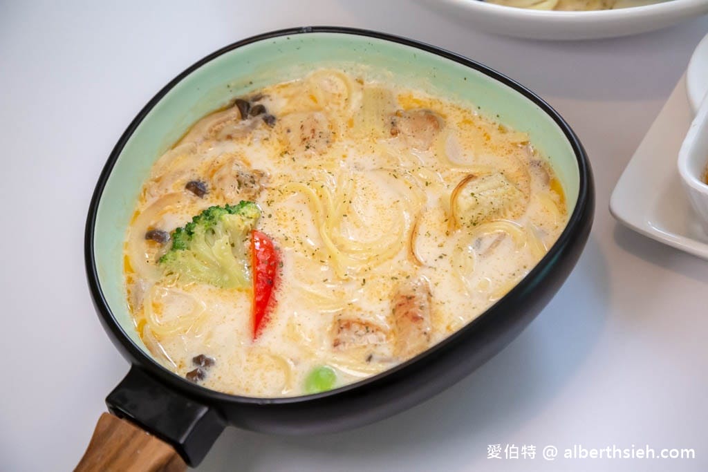 nu LIFE．苗栗竹南美食（餐點菜單，平價套餐CP值高，超療癒貓咪機器人送餐，自助飲品喝到飽）