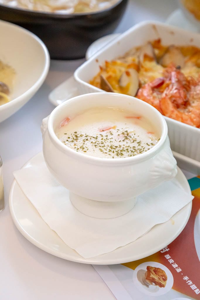 nu LIFE．苗栗竹南美食（餐點菜單，平價套餐CP值高，超療癒貓咪機器人送餐，自助飲品喝到飽）