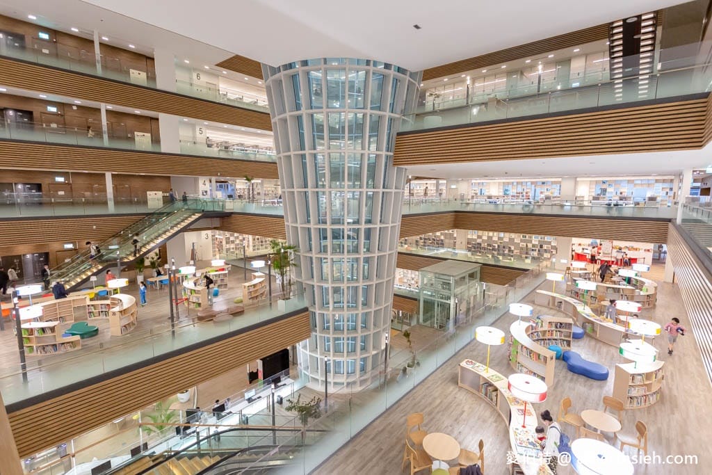 桃園市立圖書館總館｜全台最美綠建築圖書館，漫畫看到飽