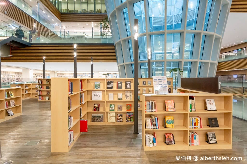 桃園市立圖書館總館｜全台最美綠建築圖書館，漫畫看到飽