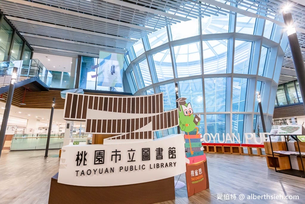 桃園市立圖書館總館｜全台最美綠建築圖書館，漫畫看到飽