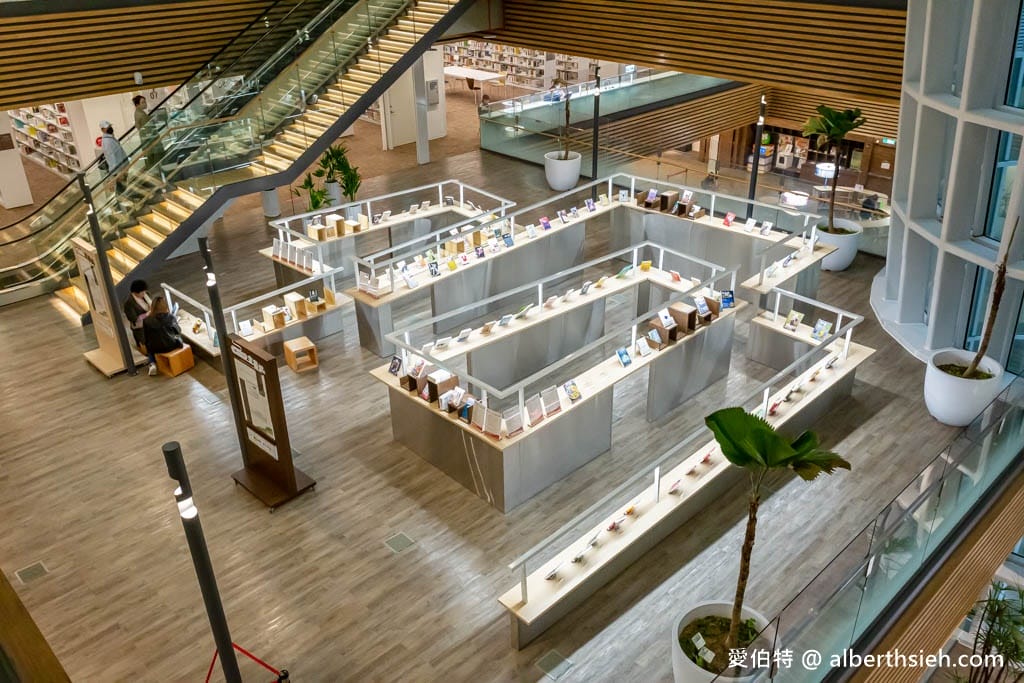 桃園市立圖書館總館｜全台最美綠建築圖書館，漫畫看到飽