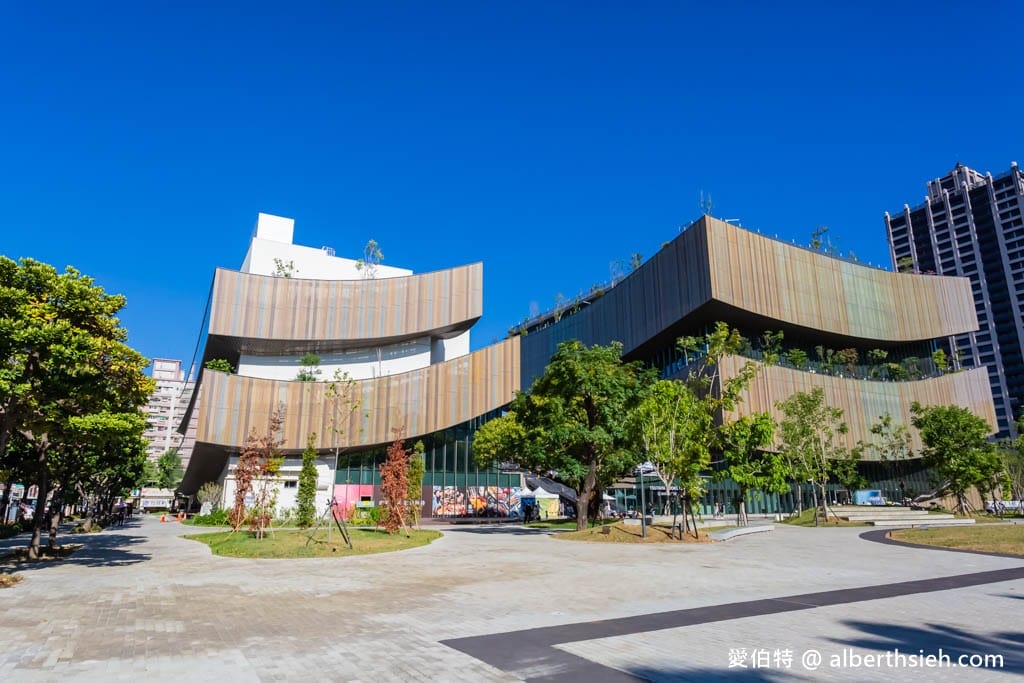 桃園市立圖書館總館｜全台最美綠建築圖書館，漫畫看到飽