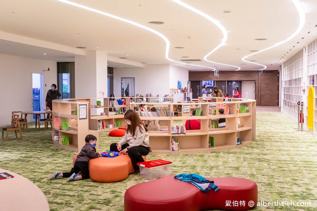 桃園市立圖書館總館｜全台最美綠建築圖書館，漫畫看到飽