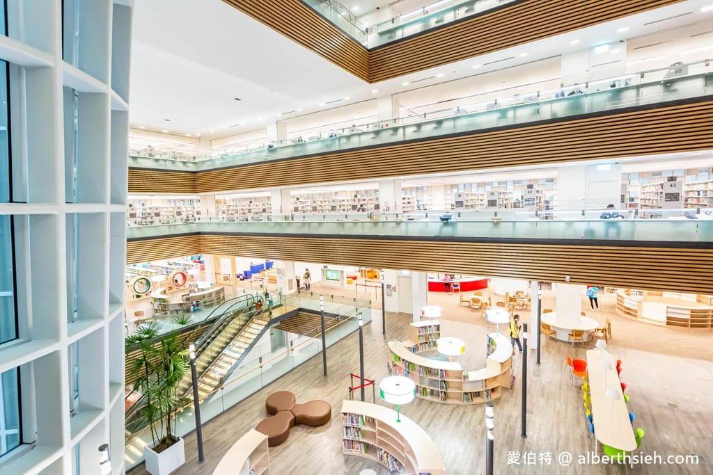 桃園市立圖書館總館｜全台最美綠建築圖書館，漫畫看到飽