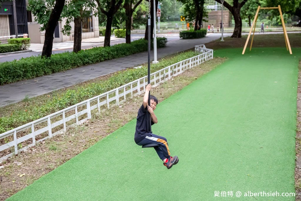 高雄蓮池潭兒童公園（溜索沙坑攀爬網三隻小豬）