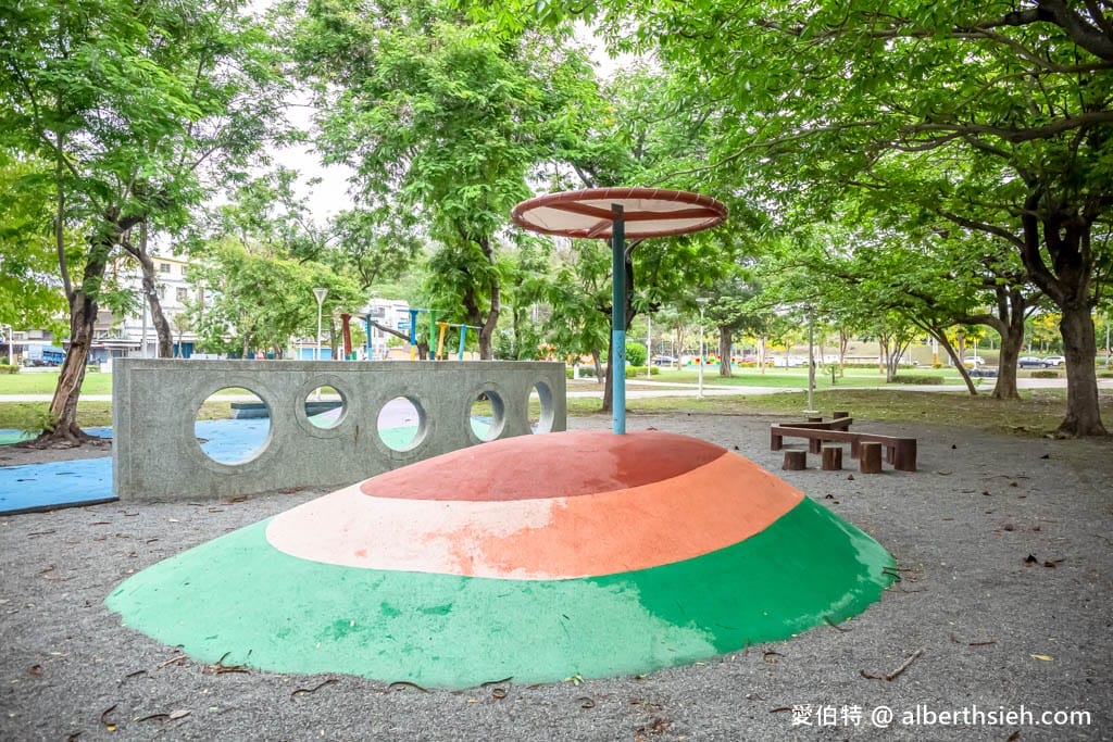 高雄蓮池潭兒童公園（溜索沙坑攀爬網三隻小豬）
