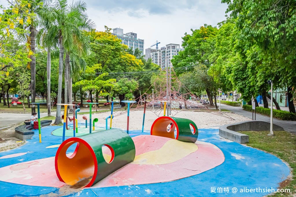 高雄蓮池潭兒童公園（溜索沙坑攀爬網三隻小豬）