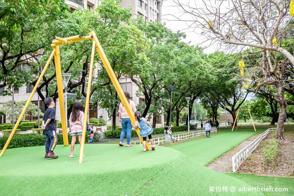 高雄蓮池潭兒童公園（溜索沙坑攀爬網三隻小豬）
