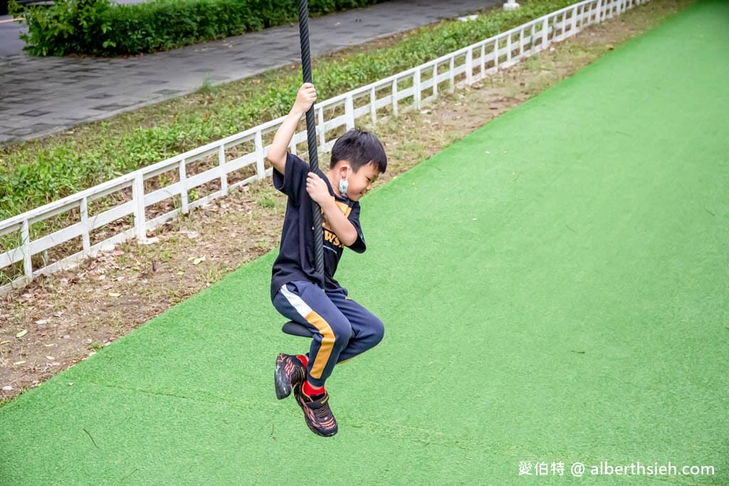 高雄蓮池潭兒童公園（溜索沙坑攀爬網三隻小豬）